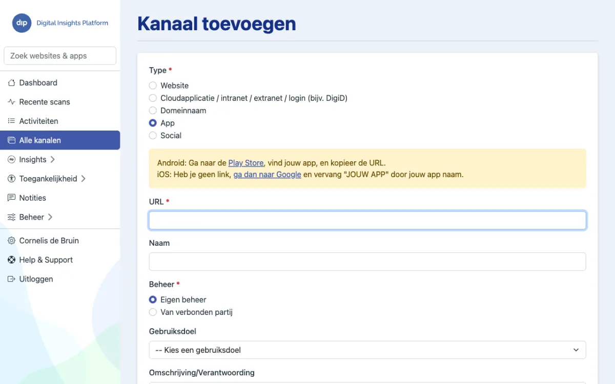 Formulier voor het toevoegen van een app: type App geselecteerd met instructies voor Play Store en iOS URL
