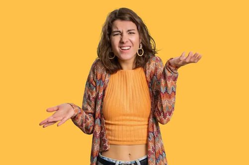 Vrouw kijkt vragend